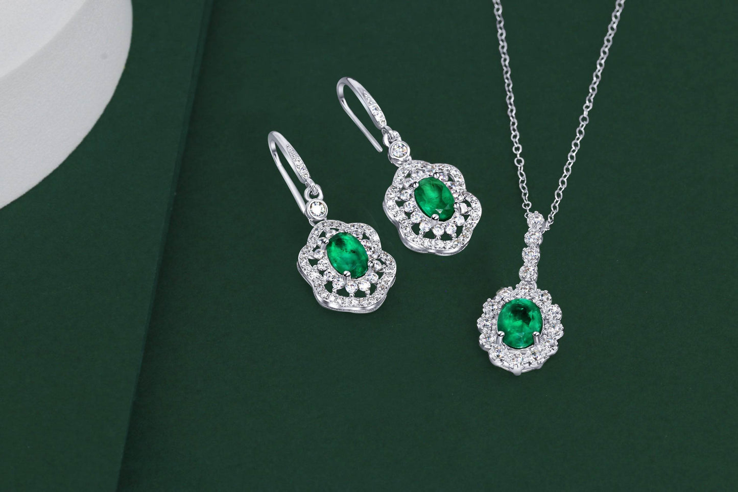 Luxury emerald gemstone necklace in platinum-plated 925 silver