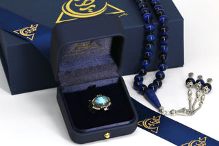 Modern Islamic-style ring with natural labradorite – elegant and spiritual